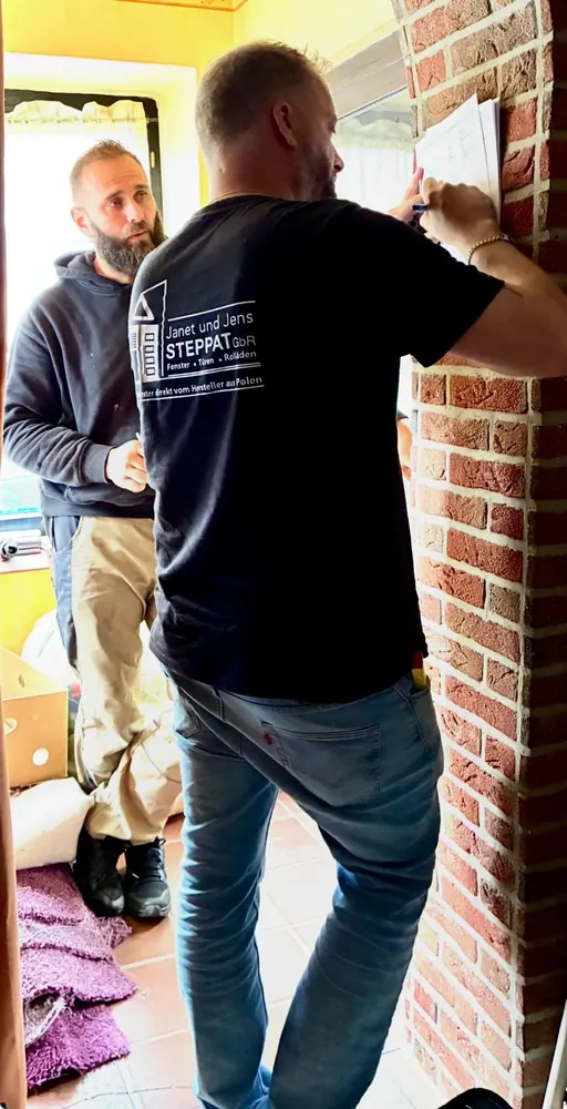 Jens Steppat misst eine Fensteröffnung im Haus eines Kunden aus