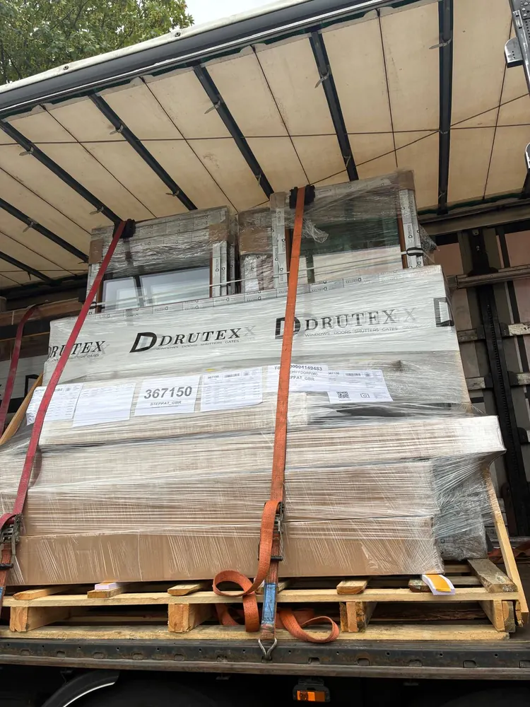 Verpackte DRUTEX-Fenster auf Paletten im Lkw