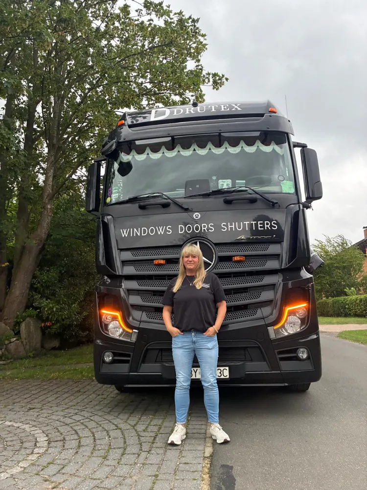 Janet Steppat vor einem DRUTEX-Lkw bei der Anlieferung