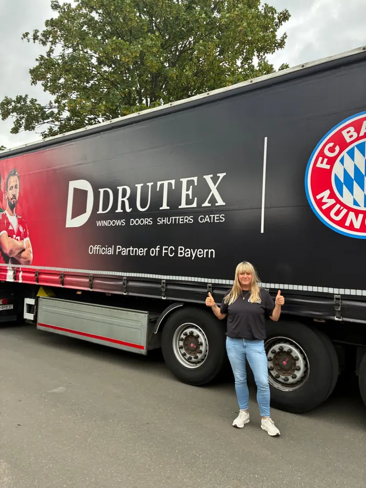 Janet Steppat freut sich über die neue Lieferung vor dem DRUTEX-Auflieger