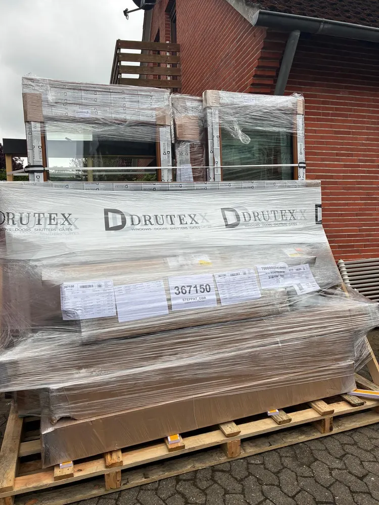 Gelieferte Fenster auf Paletten vor dem Haus eines Kunden