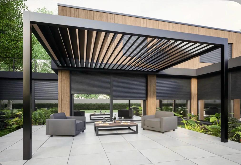 Terrassenüberdachung mit drehbaren Lamellen über einer Sitzgruppe
