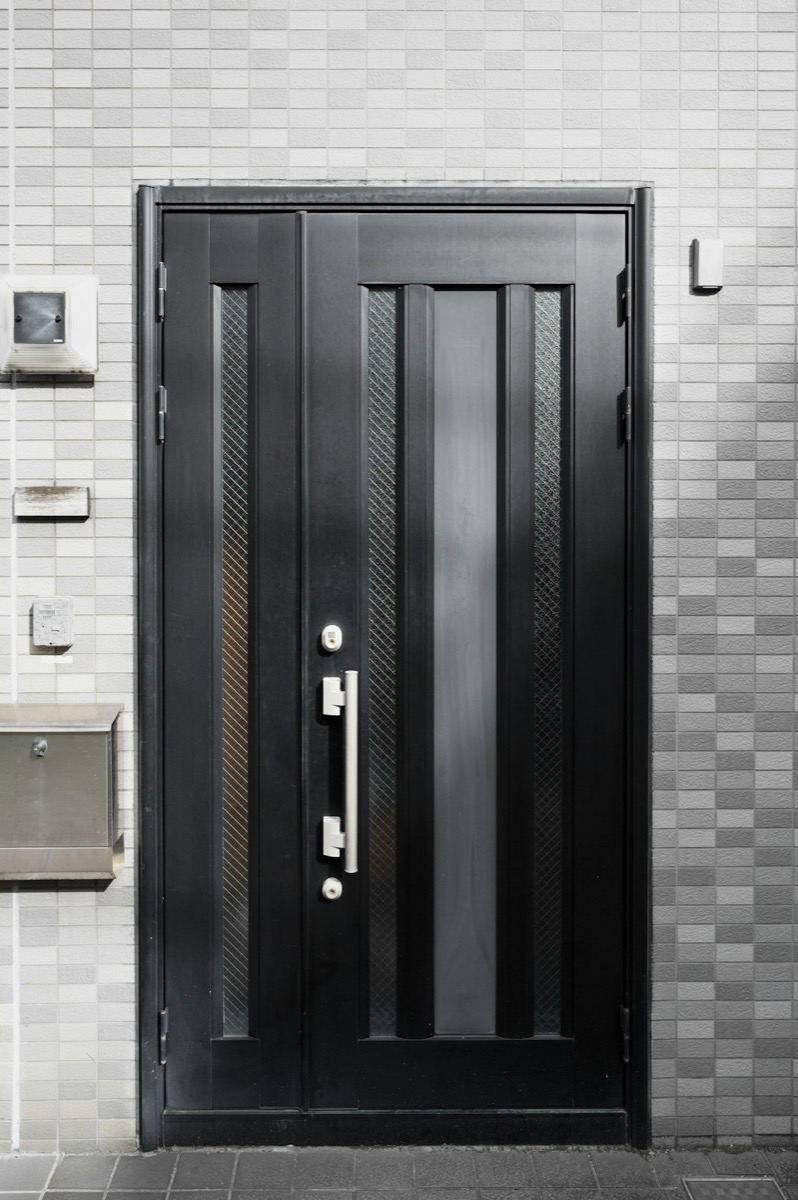Moderne schwarze Haustür mit Glaselementen